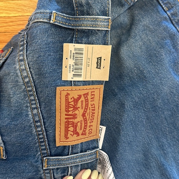 Levi’s high waisted straight leg jeans with rips in knees - Picture 5 of 7